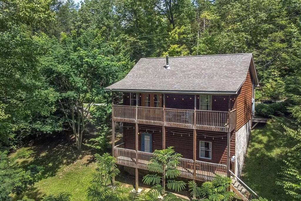 Smokey Mountain Retreat, Hot Tub, Game Room, Sleeps 8! Gatlinburg Zewnętrze zdjęcie