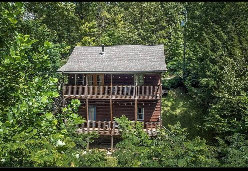 Smokey Mountain Retreat, Hot Tub, Game Room, Sleeps 8! Gatlinburg Zewnętrze zdjęcie