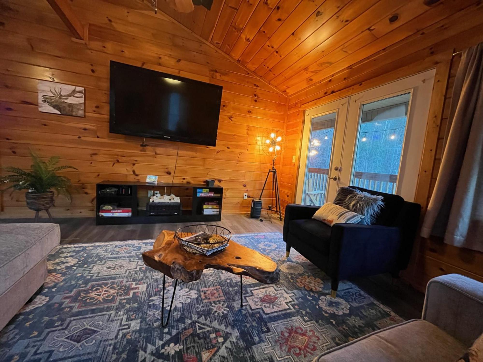 Smokey Mountain Retreat, Hot Tub, Game Room, Sleeps 8! Gatlinburg Zewnętrze zdjęcie