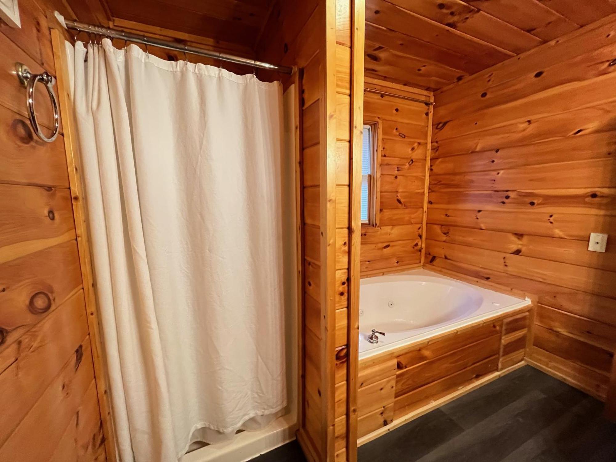 Smokey Mountain Retreat, Hot Tub, Game Room, Sleeps 8! Gatlinburg Zewnętrze zdjęcie