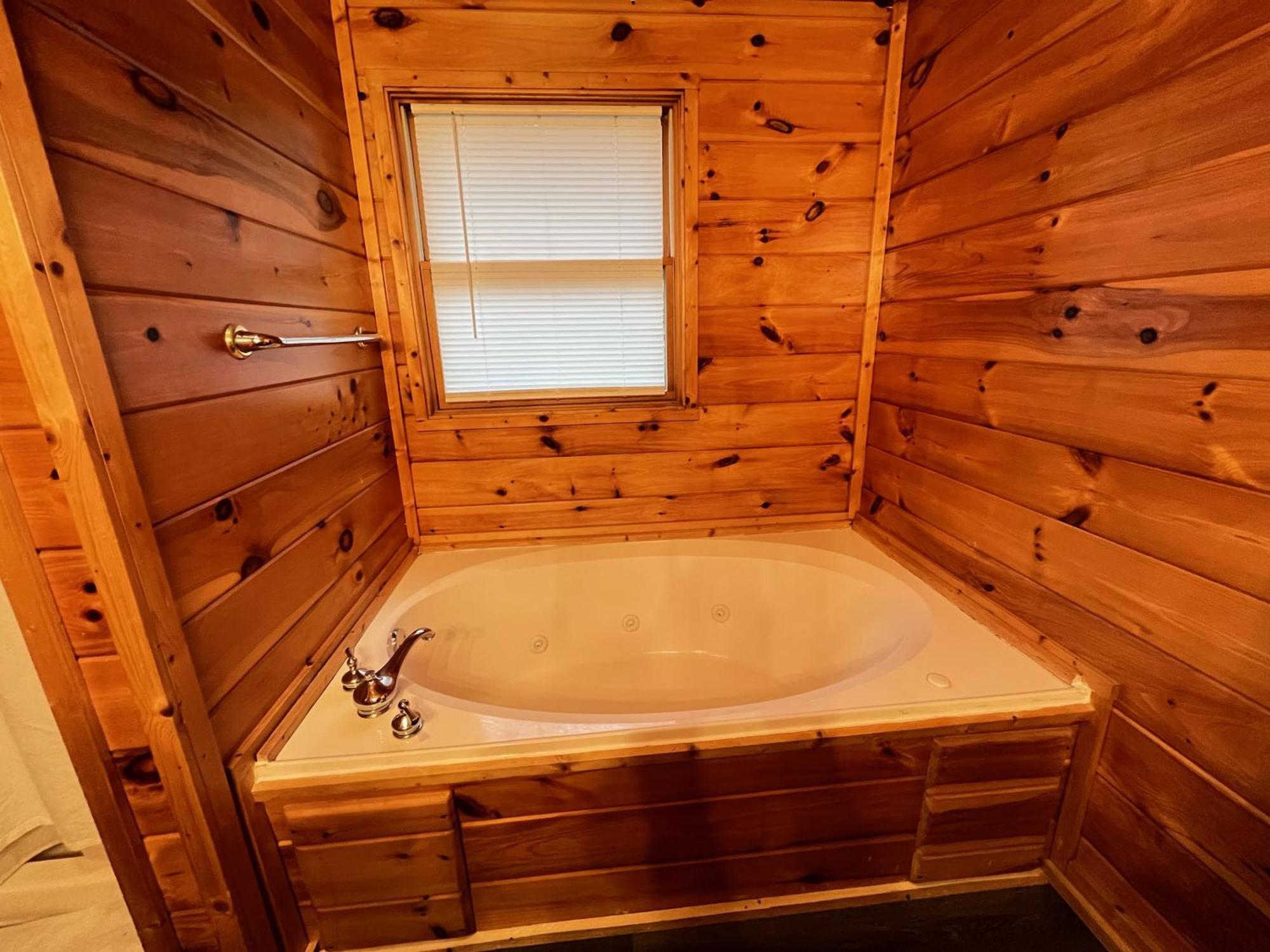 Smokey Mountain Retreat, Hot Tub, Game Room, Sleeps 8! Gatlinburg Zewnętrze zdjęcie
